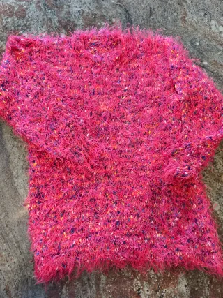 Maglione fucsia fatto a mano.