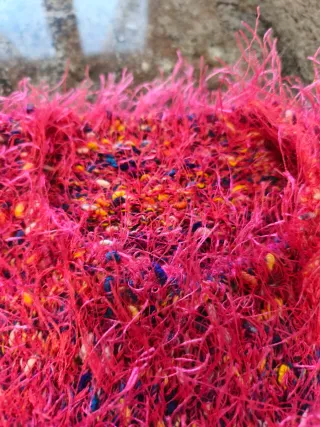 Maglione fucsia fatto a mano.