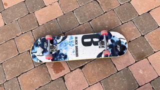 Skate Board con ruedas rojas