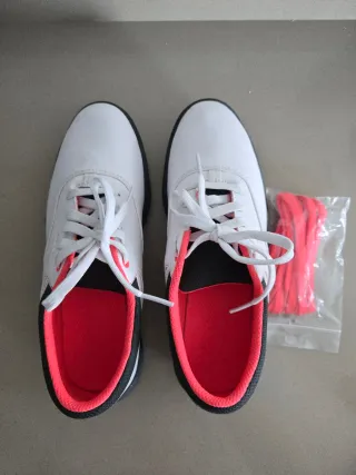Zapatos de golf blancos y rojos