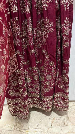 Abito indiano bordeaux con ricami oro