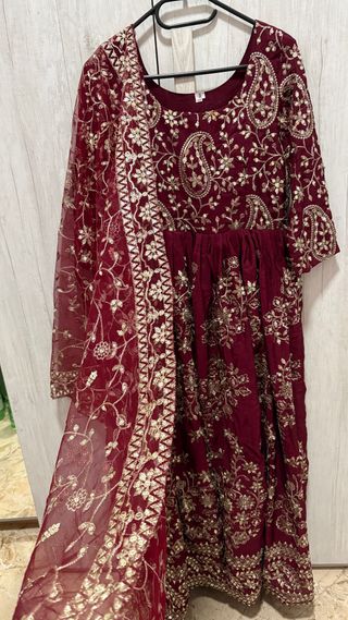 Abito indiano bordeaux con ricami oro