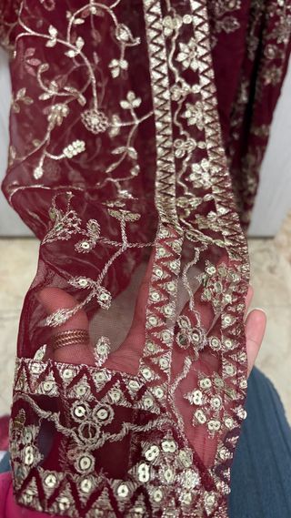 Abito indiano bordeaux con ricami oro