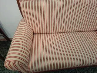 Sofá antiguo de tela y madera