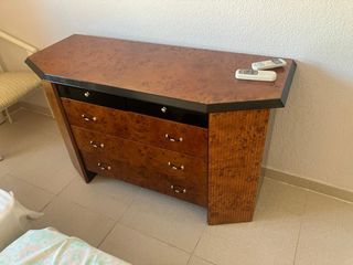 Cómoda de madera con cajones