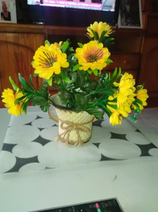 flores amarillas con maceta