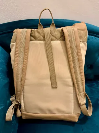 Mochila beige y floral, como nueva, solo un uso
