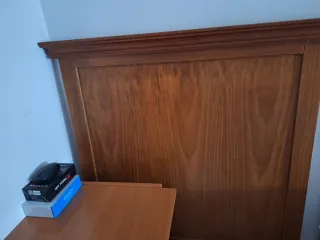 Cabecero de madera marrón