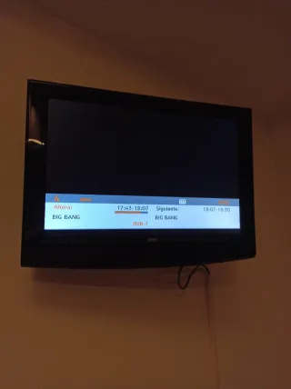 Televisor pequeño negro