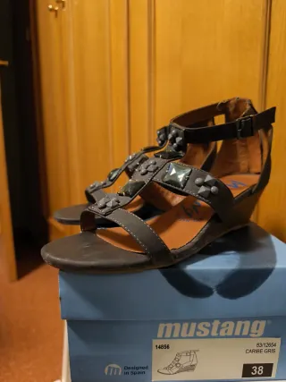 Sandalias grises con tachuelas