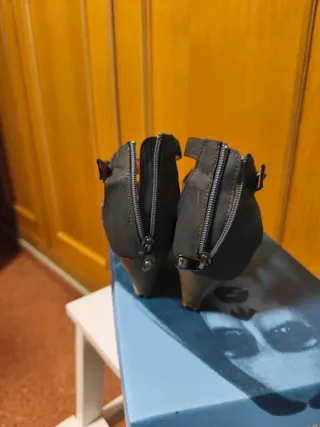 Sandalias grises con tachuelas