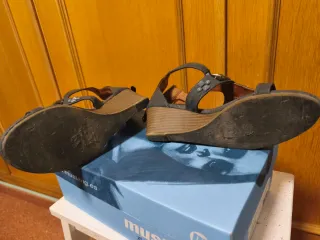 Sandalias grises con tachuelas