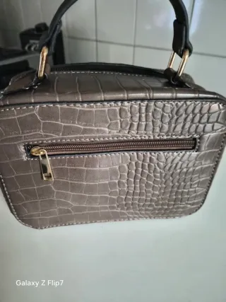 Bolso marrón y gris