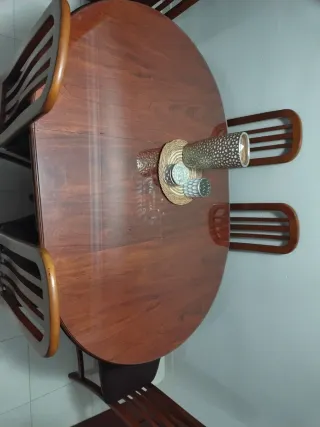 Mesa redonda de salón marrón +(seis sillas)gratis