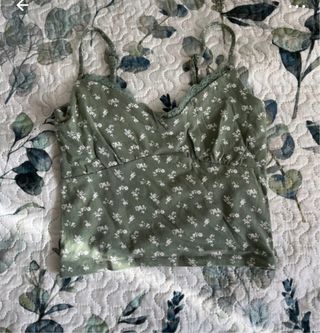 Top verde tipo lencero con tirantes finos