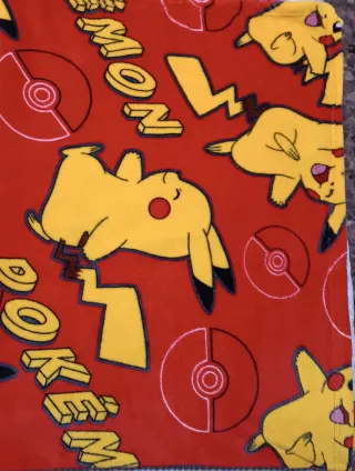 Manta Pikachu bolas Pokémon 150x120 cm como nuev