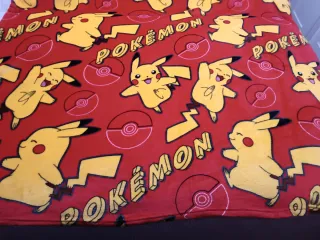 Manta Pikachu bolas Pokémon 150x120 cm como nuev