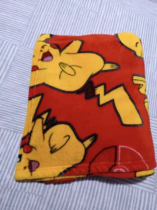 Manta Pikachu bolas Pokémon 150x120 cm como nuev