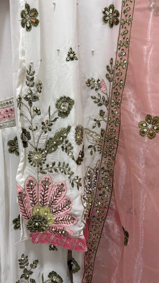 Abito indiano bianco e rosa