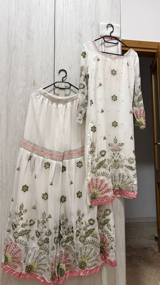 Abito indiano bianco e rosa