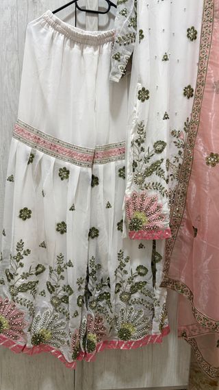 Abito indiano bianco e rosa