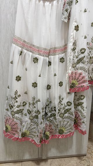 Abito indiano bianco e rosa