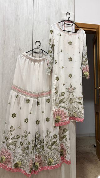 Abito indiano bianco e rosa