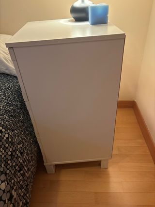 Mesita de noche IKEA blanca y gris TENGO 2