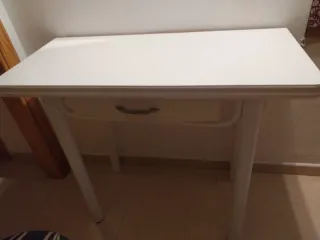 Mesa plegable blanca con 3 sillas