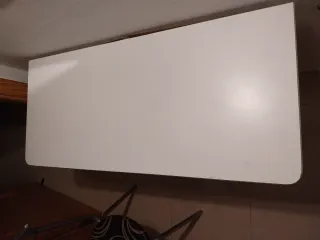 Mesa plegable blanca con 3 sillas