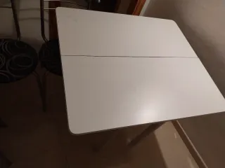 Mesa plegable blanca con 3 sillas