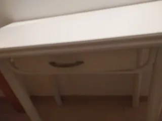 Mesa plegable blanca con 3 sillas