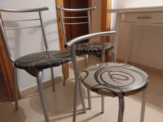 Mesa plegable blanca con 3 sillas