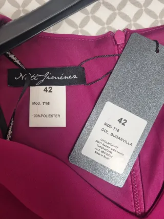 Vestido fiesta magenta con plumas