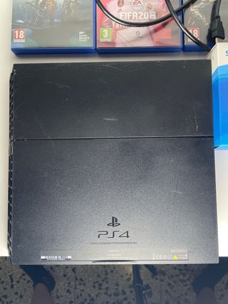 PS4 con 3 juegos y 2 mandos