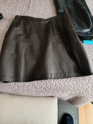 Faldas de piel marrón y negra