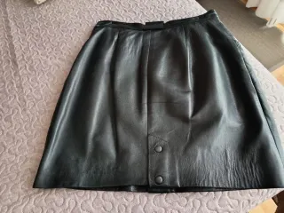 Faldas de piel marrón y negra