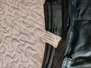 Faldas de piel marrón y negra