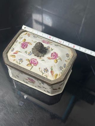 Joyero antiguo con flores