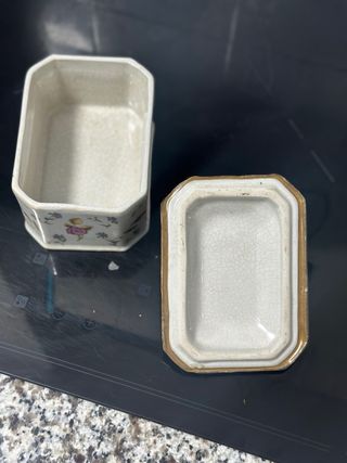 Joyero antiguo con flores