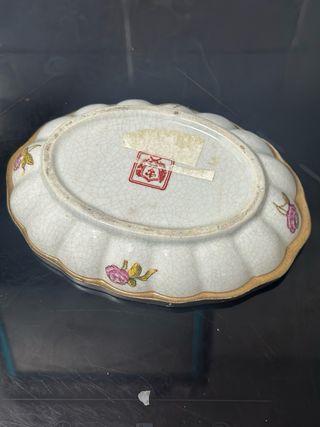 Joyero antiguo con flores