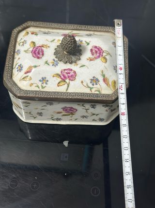 Joyero antiguo con flores