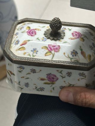 Joyero antiguo con flores