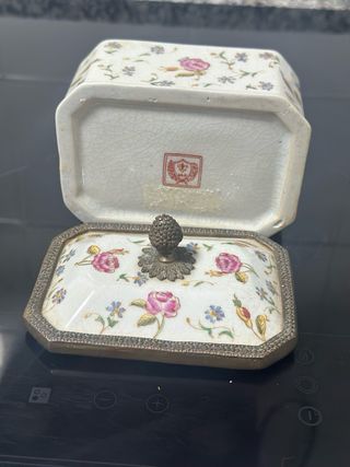 Joyero antiguo con flores