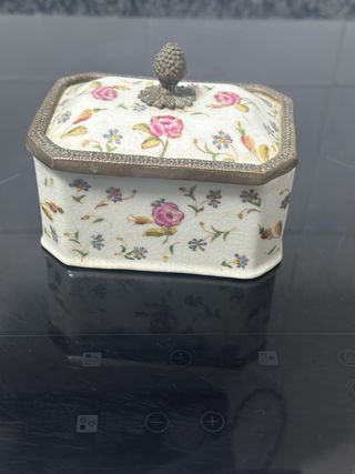 Joyero antiguo con flores