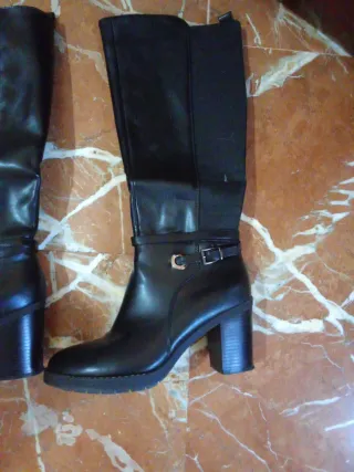 Botas altas negras con hebilla