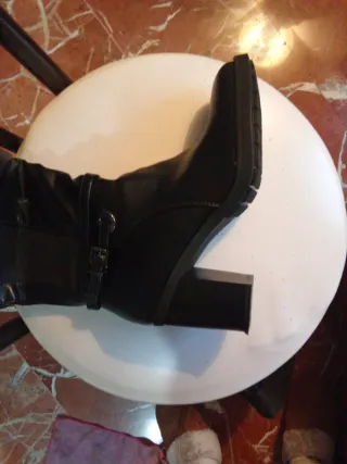 Botas altas negras con hebilla