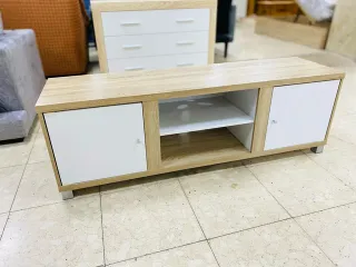 Mueble TV bajo madera y blanco