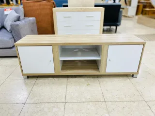 Mueble TV bajo madera y blanco