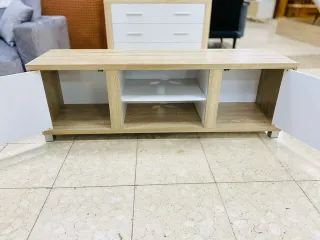 Mueble TV bajo madera y blanco
